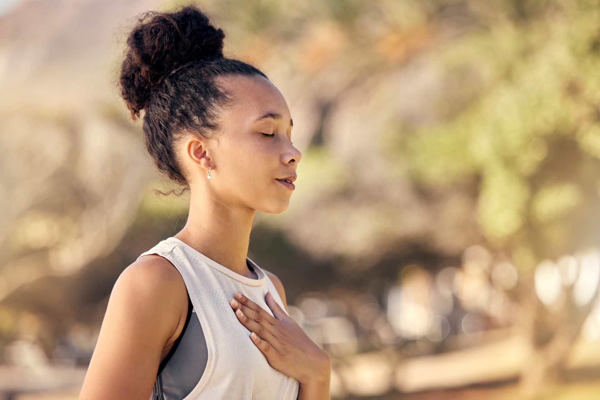 Frau, Atem und Hand auf der Brust, für Meditation und Wellness wird friedlich zu entspannen. Bokeh, afroamerikanische Frau und Dame im Freien, in der Natur und ruhig sein für Atemübung und Gesundheit