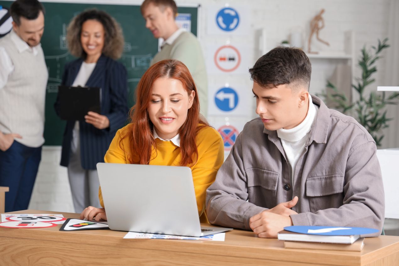 Fahrschüler im Unterricht während der Theoriephase – wichtige Grundlagen für die spätere Teilnahme am WAB Kurs.