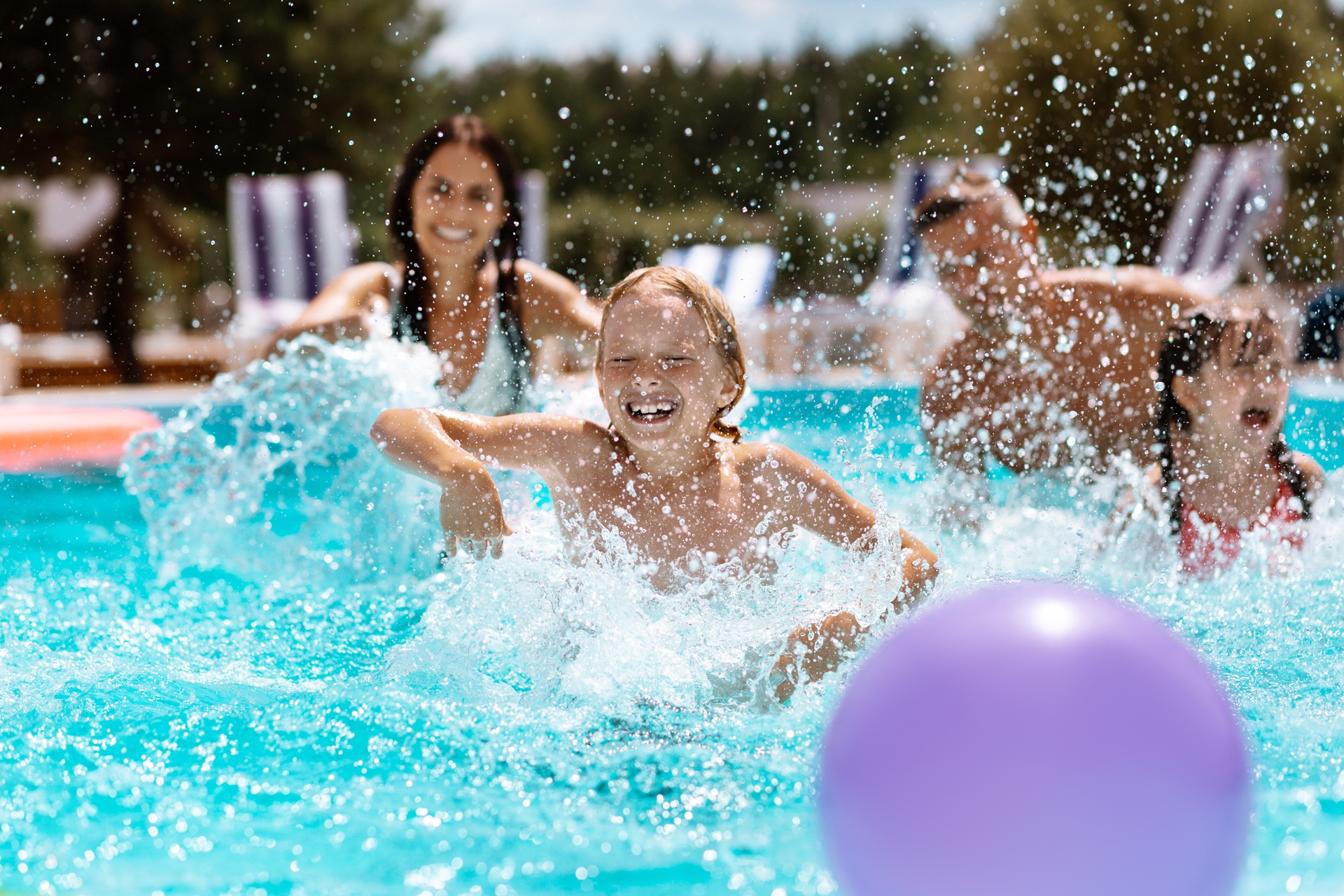 Kinder spielen im Pool | Poolabdeckung