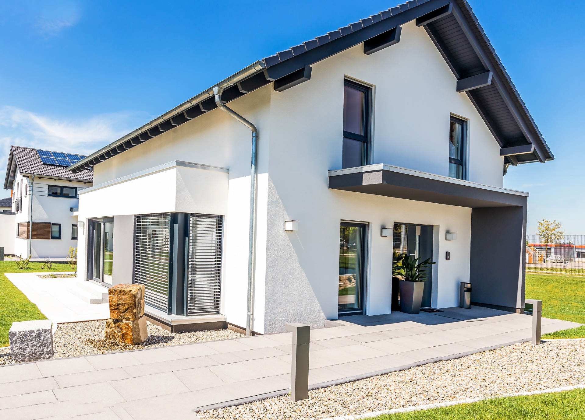 Modernes Haus mit Garten | Poolabdeckung