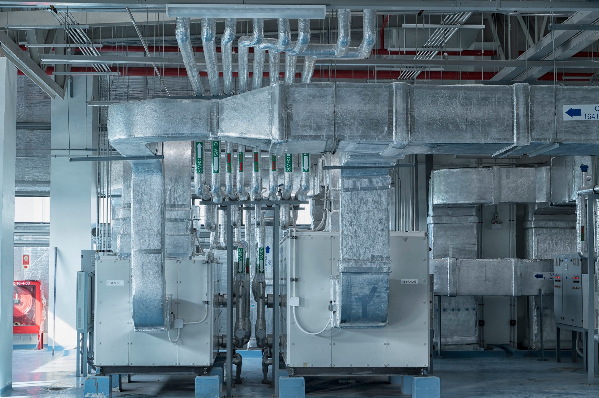 Industrielle Heiztechnik mit Luftkanalsystem | Heizungspumpen