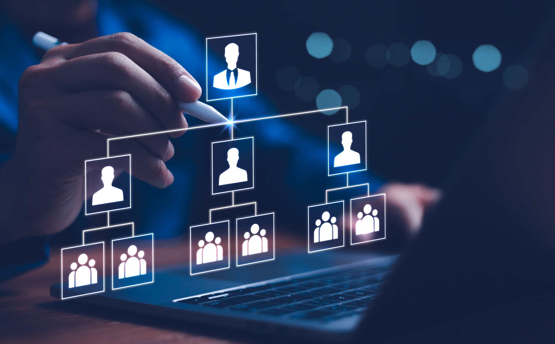 Hand zeigt digitale Teamstruktur | Projektentwickler Windenergie 
