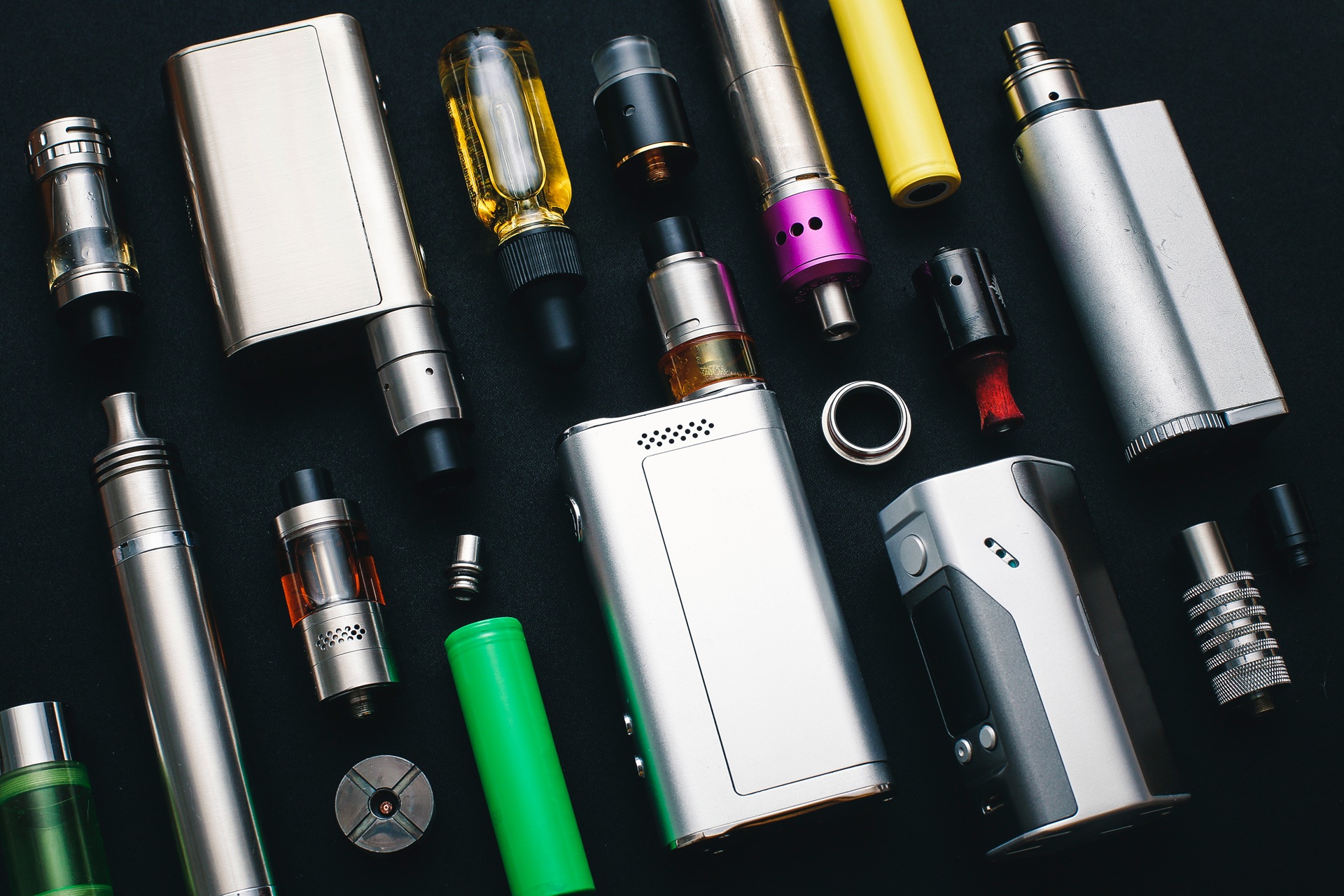 Sammlung verschiedener E-Zigaretten und Tanks | Elfbar Liquids