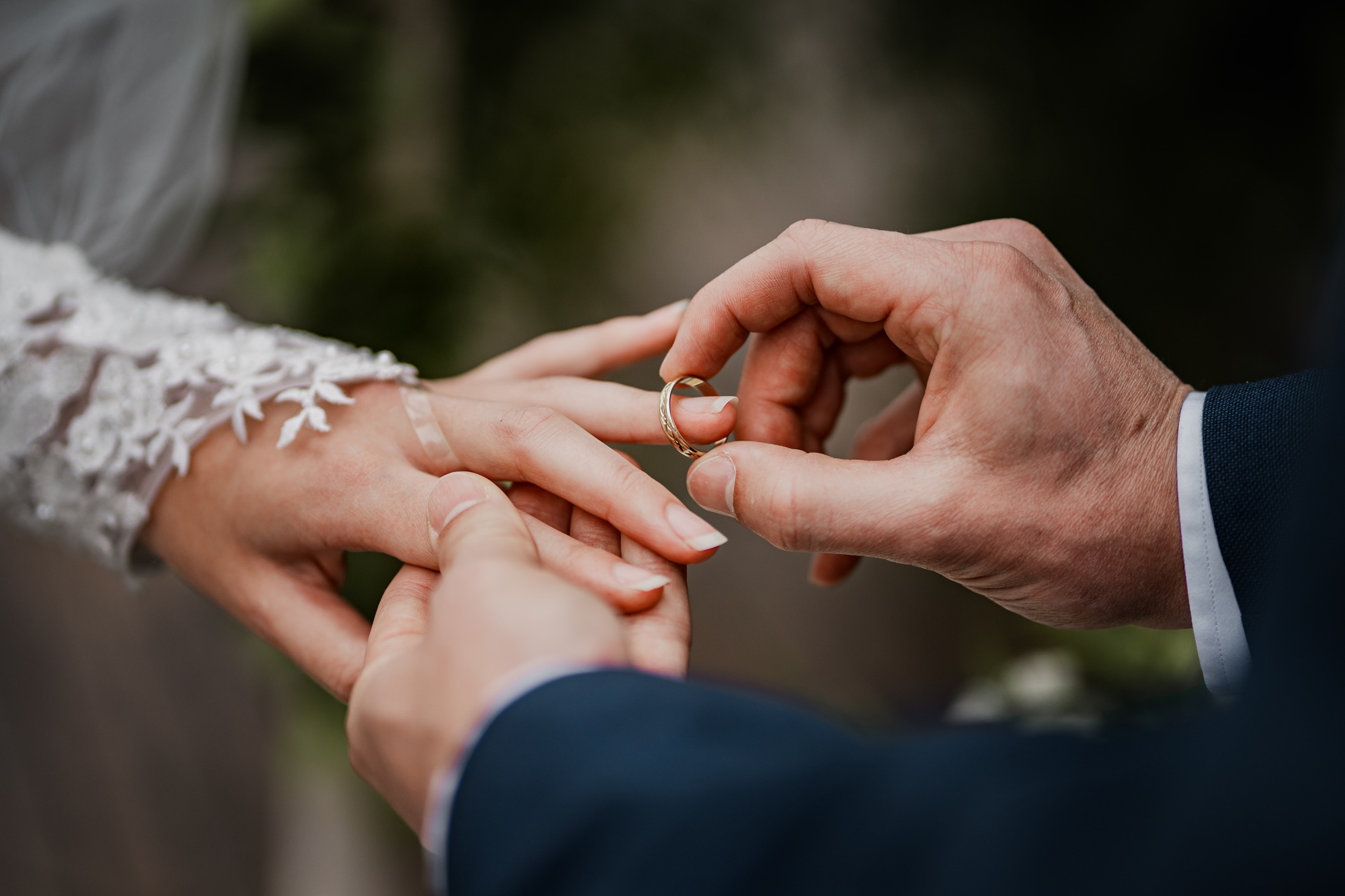 Bräutigam steckt Braut bei der Trauung den Ehering an | Husse Stehtisch