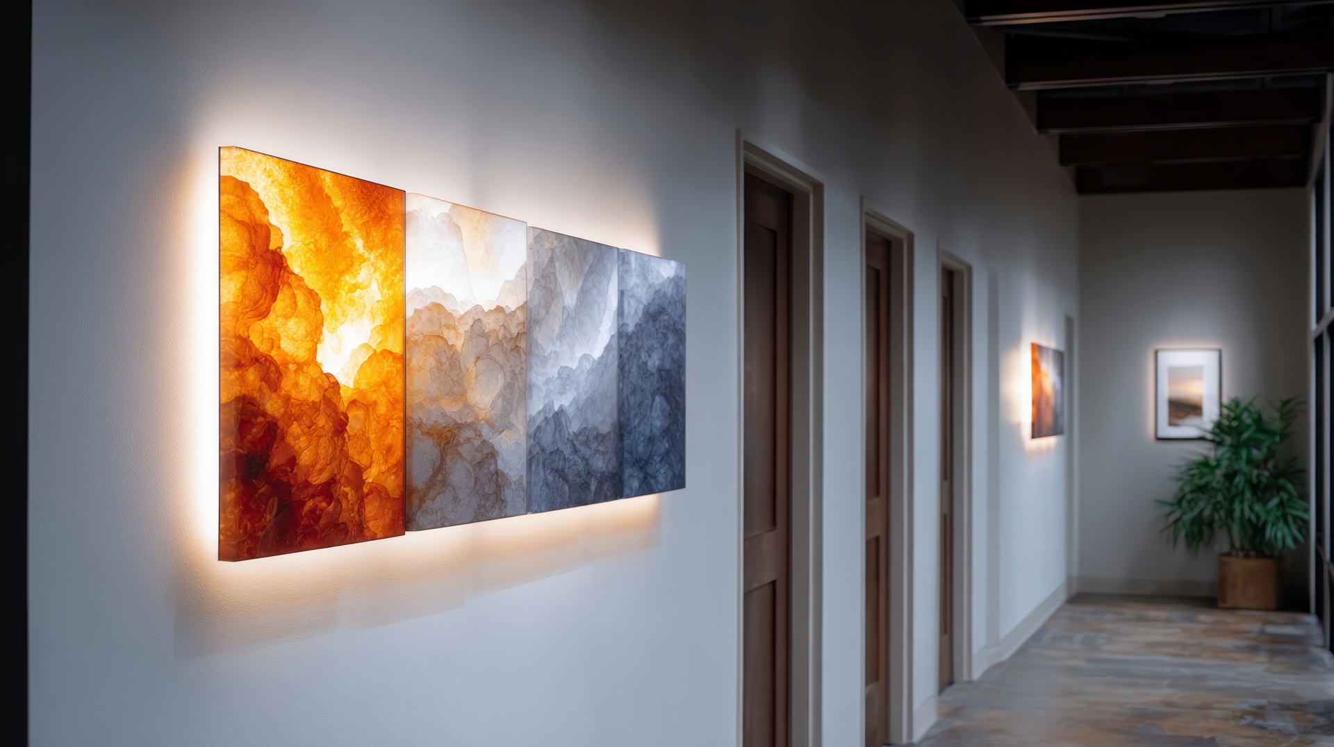 Beleuchtetes Wandkunstwerk in elegantem Flur hängt an der Wand | Wandpaneel